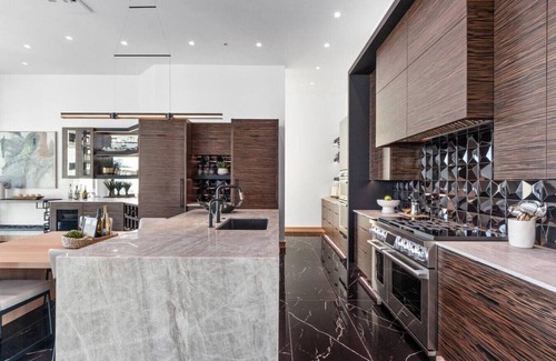 Hurricane Apartment | Designer Oasis ~ Golf ~ Pool ~Theater