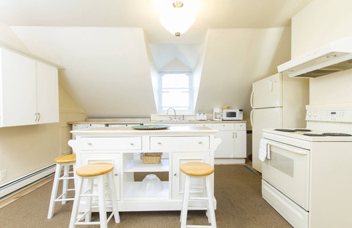 Fifth Ward Apartment | Desireable Coggeshall Ave - 2-Bdrm Units - 3rd Floor, sleeps 4