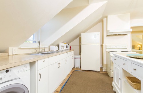 Fifth Ward Apartment | Desireable Coggeshall Ave - 2-Bdrm Units - 3rd Floor, sleeps 4