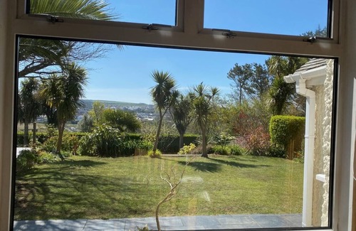 Hayle House | Detached 4-bedroom house close to beach and town with beautiful private garden.