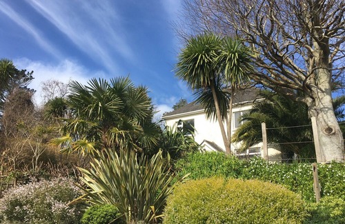 Hayle House | Detached 4-bedroom house close to beach and town with beautiful private garden.