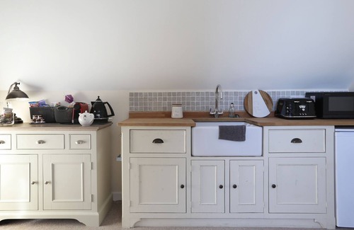 Littlebredy Apartment | Detached annex sleeps upto 3, daily free breakfast, HOT TUB and 5 star reviews.