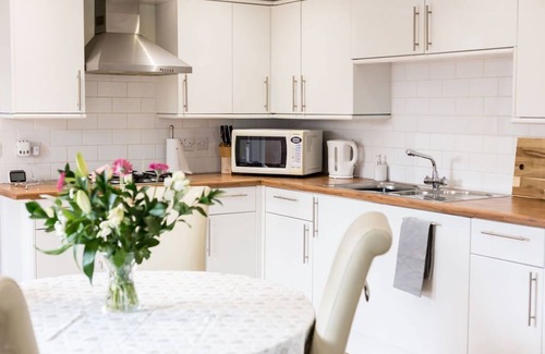 Poole House | Detached cosy house with private hot tub & parking, for 2 +2 near Poole Hospital