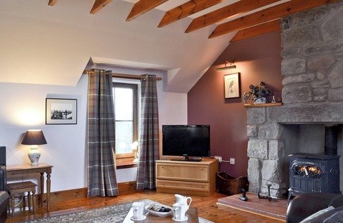 Perth Cottage | Detached cottage for 4 nestling on the banks of the River Tay only 6 miles east of Perth.
