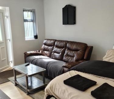 Chapeltown Apartment | Detached Flat in Leeds, Free WIFI and parking, Pool table, 75 inch tv, Netflix, Disney plus