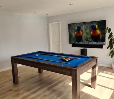 Chapeltown Apartment | Detached Flat in Leeds, Free WIFI and parking, Pool table, 75 inch tv, Netflix, Disney plus