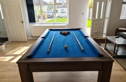 Chapeltown Apartment | Detached Flat in Leeds, Free WIFI and parking, Pool table, 75 inch tv, Netflix, Disney plus