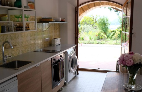 Toulon Apartment | Detached south-facing studio with swimming pool, property overlooking Toulon harbour