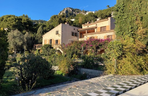 Toulon Apartment | Detached south-facing studio with swimming pool, property overlooking Toulon harbour