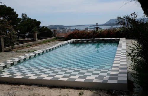 Toulon Apartment | Detached south-facing studio with swimming pool, property overlooking Toulon harbour
