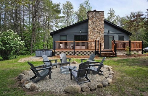 Alanson House | Devils Elbow Cottage on Crooked River near Burt Lake with HOT TUB!