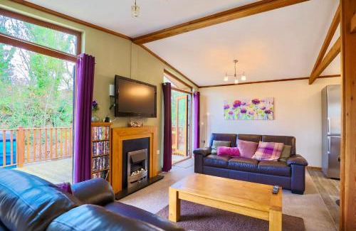 Liverton House | Devon Comfort Lodge with Hot Tub - Spa Resort in Devon