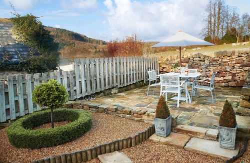 Beeley Apartment | Devonshire Cottage is a luxurious sandstone cottage on the Chatsworth Estate