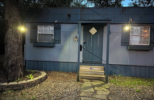 Spiro Cabin | Dew's Cabin is just 10 minutes from Fort Smith, Arkansas.