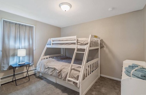 DeWitt Apartment | Dewitt 1st floor unit, close to Syracuse University, Hospitals, 2 bdrm