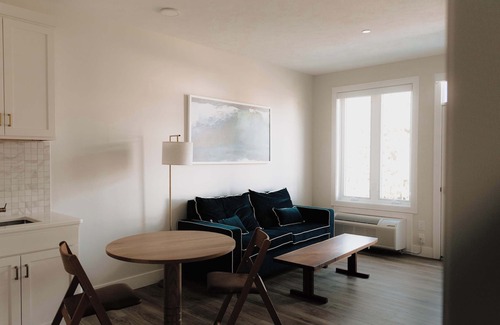 Elk Rapids Apartment | Dexter Suite - 2 Queen Beds | Sleeper Sofa