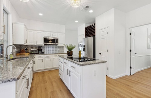 Grand Prairie House | DFW Escape: Pool, Hot Tub, Near AT&T Stadium, 20 mins to Dallas and Fort Worth
