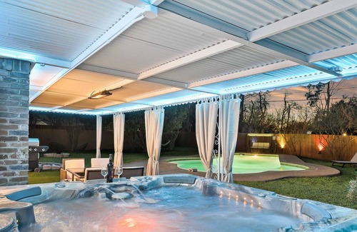 Farmers Branch House | DFW LUX HOUSE WITH HUGE BACKYARD POOL AND JACUZZI , BBQ, CINEMA ETC..