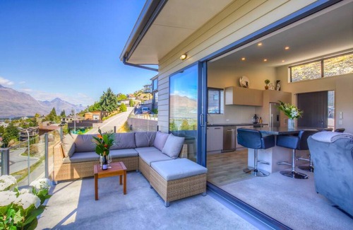 Queenstown Apartment | Diamond View Retreat | Expansive Mountain and Lake Views | Single Storey