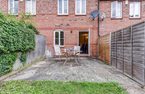 North Moreton Apartment | Didcot White House | Oxfordshire Holiday Let | 2 Beds & Sleeps 4