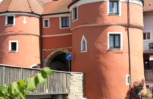 Cham Apartment | Die Ferienwohnung Befindet Sich am Rande der Stadt Cham im Bayerischen Wald. Der Chamer Ortsteil Katzberg ist Dörflich Geprägt und Grenzt Unmittelbar an die Kreisstadt Cham in der Oberpfalz mit Ihren Knapp 17.000 Einwohnern. Die Ferienwohnung Bietet
