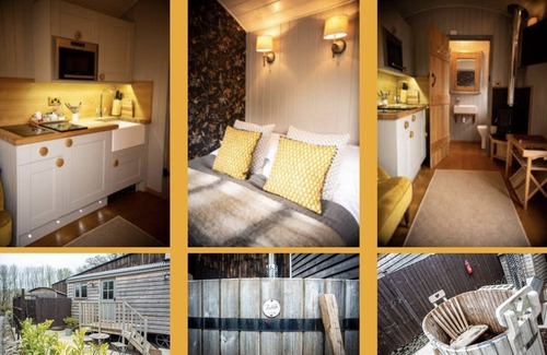 Foolow Cottage | Digby's Hut - sleeps 2 guests in 1 bedroom