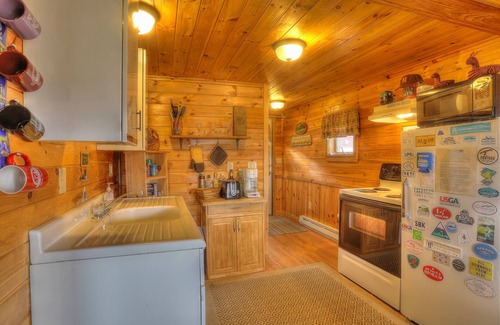Rangeley House | 🐾Digby's Overlook - Small cabin just minutes from downtown Rangeley, dog friendly