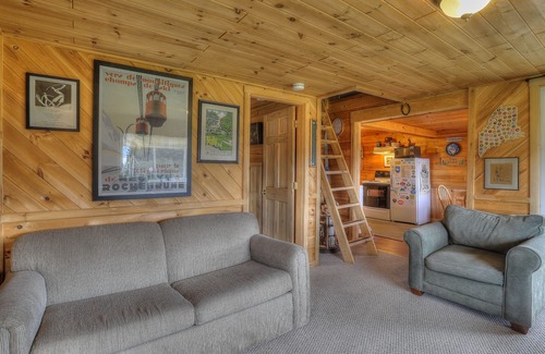 Rangeley House | 🐾Digby's Overlook - Small cabin just minutes from downtown Rangeley, dog friendly
