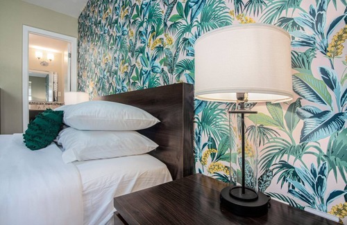 St. Augustine Hotel | Digital Retro Boutique Hotel - Single Queen with Breakfast Nook