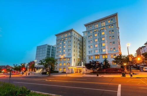 Kalorama Heights Hotel | Dine in Style at Our Onsite Restaurant, A Short Walk from Major Attractions