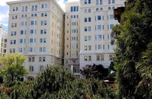 Kalorama Heights Hotel | Dine in Style at Our Onsite Restaurant, A Short Walk from Major Attractions