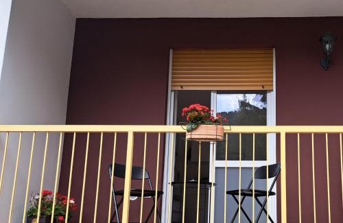 Magreglio Apartment | Dinky's apartment with a balcony overlooking the woods