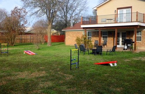 Waco House | Dinnerbell Big Yard & Games 15 Minutes to Downtown