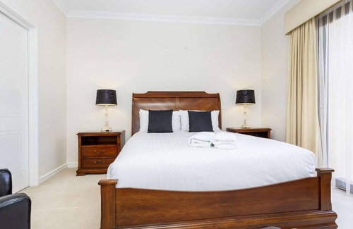 Ascot House | Direct access to the Swan River, pool & theatre room. Free WIFI and parking.