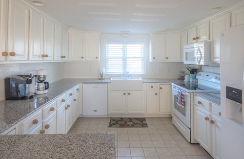 North Truro Condo | DIRECT OCEAN FRONT! Sleeps 6, 2.5 baths, 4 Parking, Spacious-Luxurious