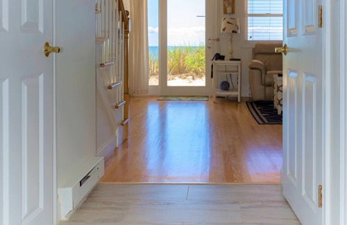 North Truro Condo | DIRECT OCEAN FRONT! Sleeps 6, 2.5 baths, 4 Parking, Spacious-Luxurious