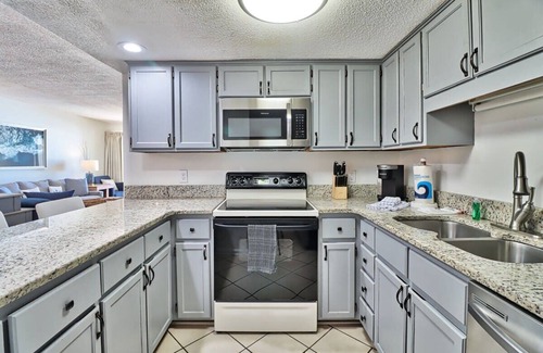 Ash Condo | Direct Ocean Front 3BR/2BA Dog Friendly Pool Beachfront Dogs welcome