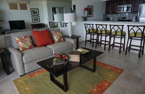 Waikiki Condo | Direct Oceanfront Waikiki! Parking at Waikiki Shore included!