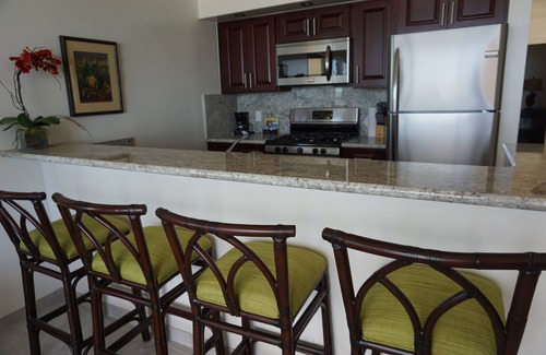 Waikiki Condo | Direct Oceanfront Waikiki! Parking at Waikiki Shore included!