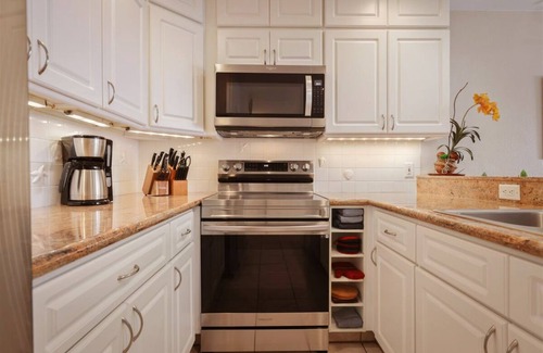 Kailua-Kona Condo | Direct oceanfront with A/C in all rooms