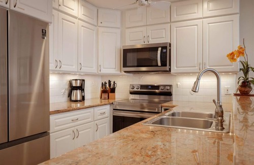 Kailua-Kona Condo | Direct oceanfront with A/C in all rooms