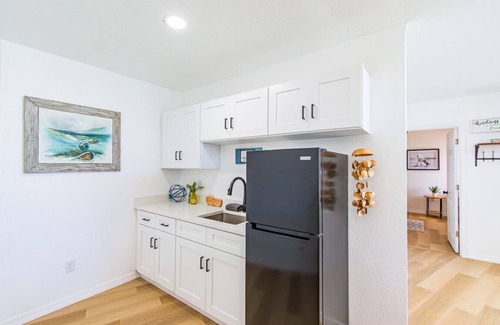 Bay Esplanade Apartment | Direct Waterfront "The Lily Pad" Walk to Beach