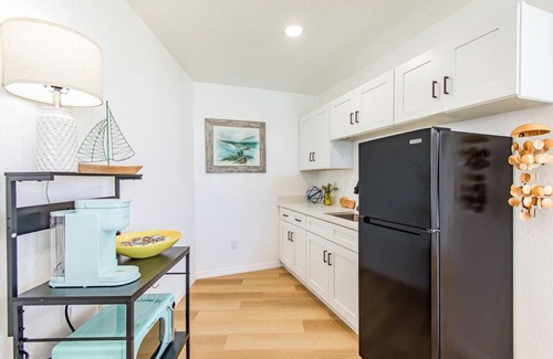 Bay Esplanade Apartment | Direct Waterfront "The Lily Pad" Walk to Beach