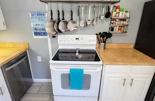 Edisto Island House | Directly across from the beach! Partial Ocean View. Sleeps 10 in beds! CLEAN
