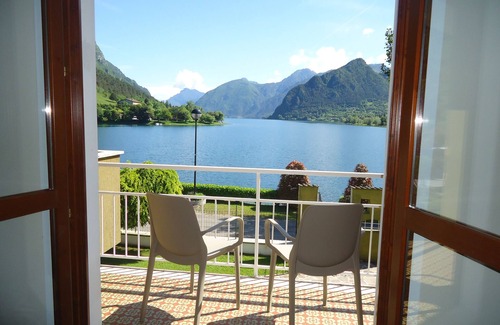 Idro Apartment | DIRECTLY ON THE BEACH/SEE, apartment for up to 4 people, pool and garden