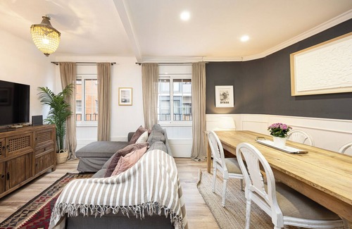 L'Hospitalet de Llobregat Apartment | Discover a wonderful apartment just 20 minutes from Barcelona's vibrant city center. Thoughtfully renovated, this space blends the charm of vintage design with elegant contemporary details, evoking the magic of a golden era.