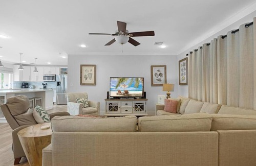 Marathon House | Discount Available! Private Pool, 100' Dock, Paddleboards, Kayaks, Bikes & More!