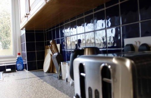 Hemel Hempstead Apartment | Discounted Long Stays | Balcony View | Central Location |