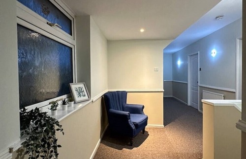 Marston Green House | Discounts, Contractors, Free Parking, WIFI, SMART TVs - NEC, HS2, BHX