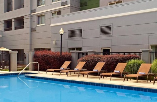 Home Park Hotel | Discover Atlanta Botanical Garden! Pets Allowed, Swimming Pool, Parking!